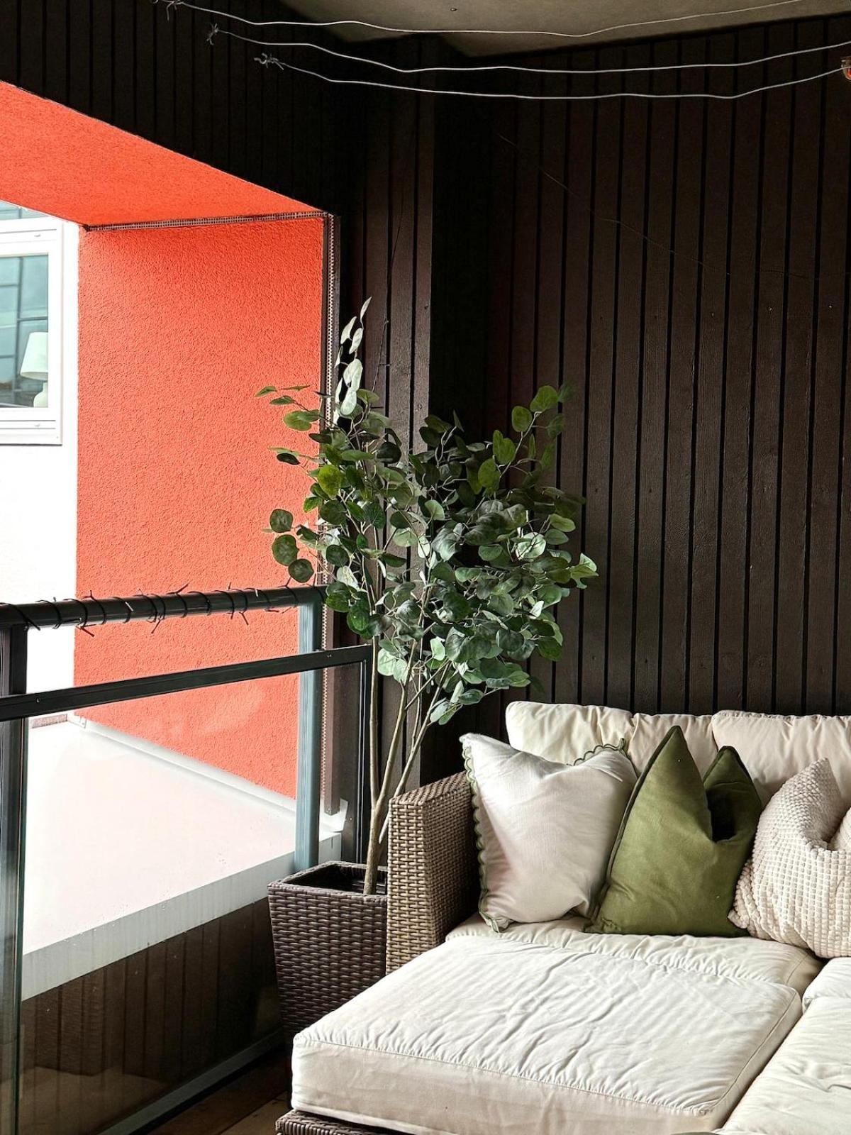 Apartment Modern Near Center Of