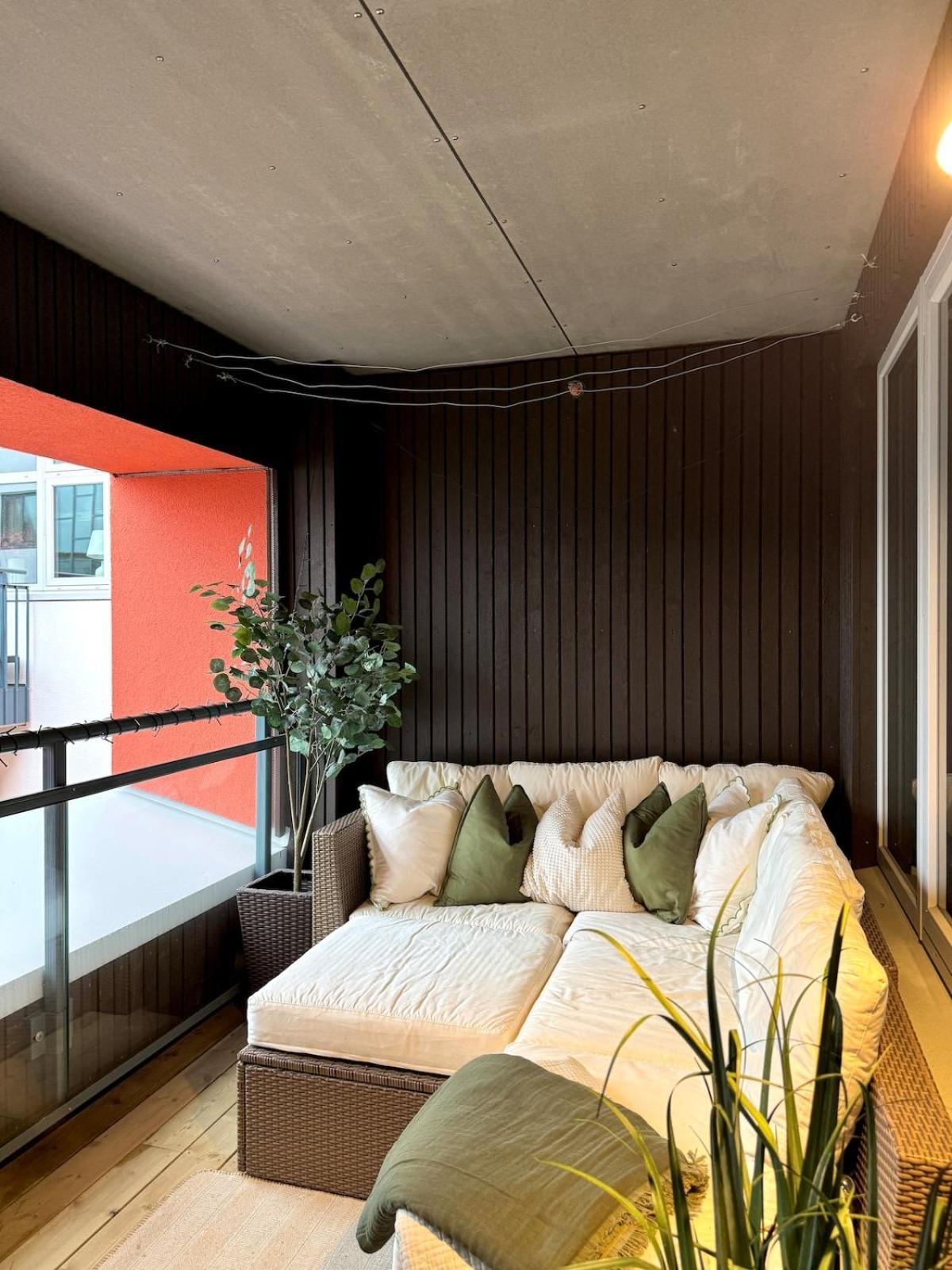 Apartment Modern Near Center Of *