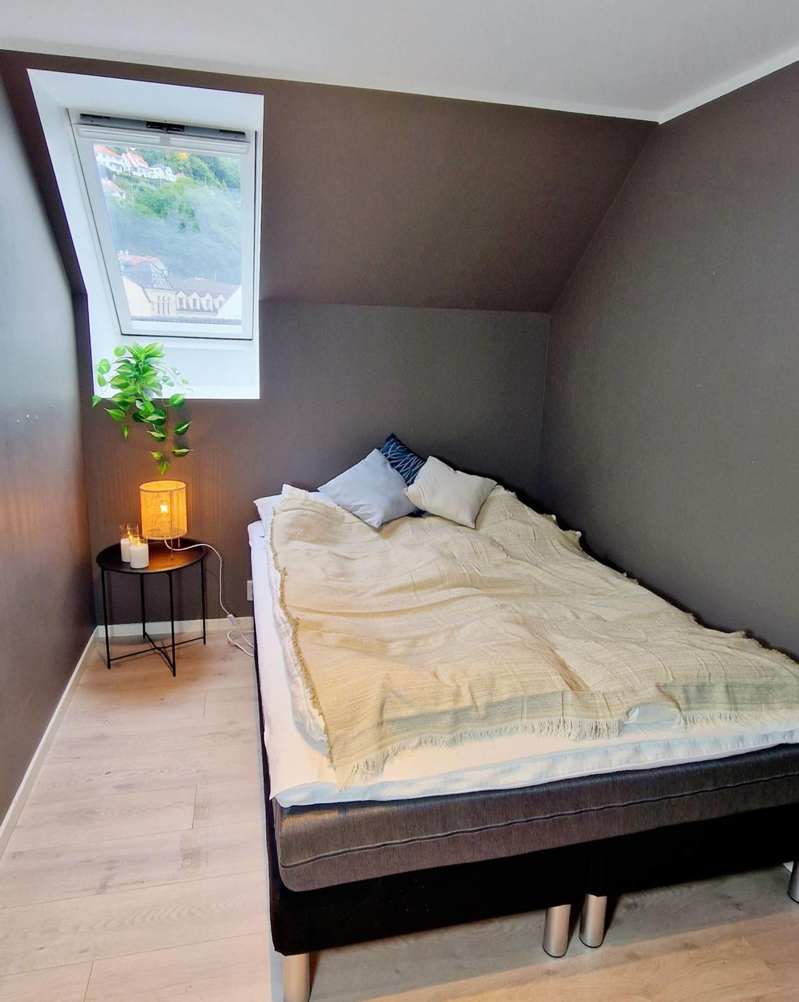 Floor In The Middle Of Town - Great Beds * Bergen