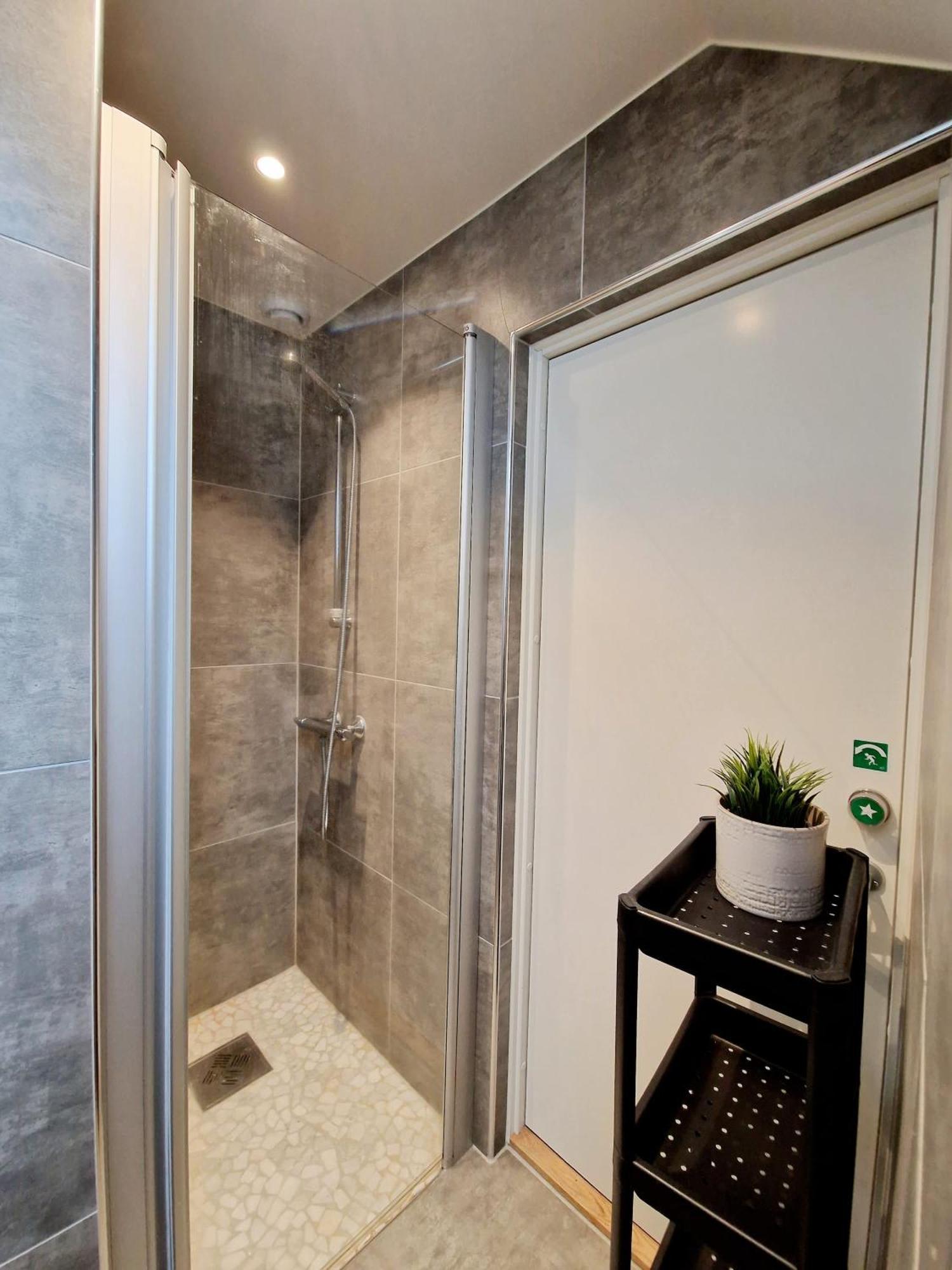 Floor In The Middle Of Town - Great Beds Holiday home