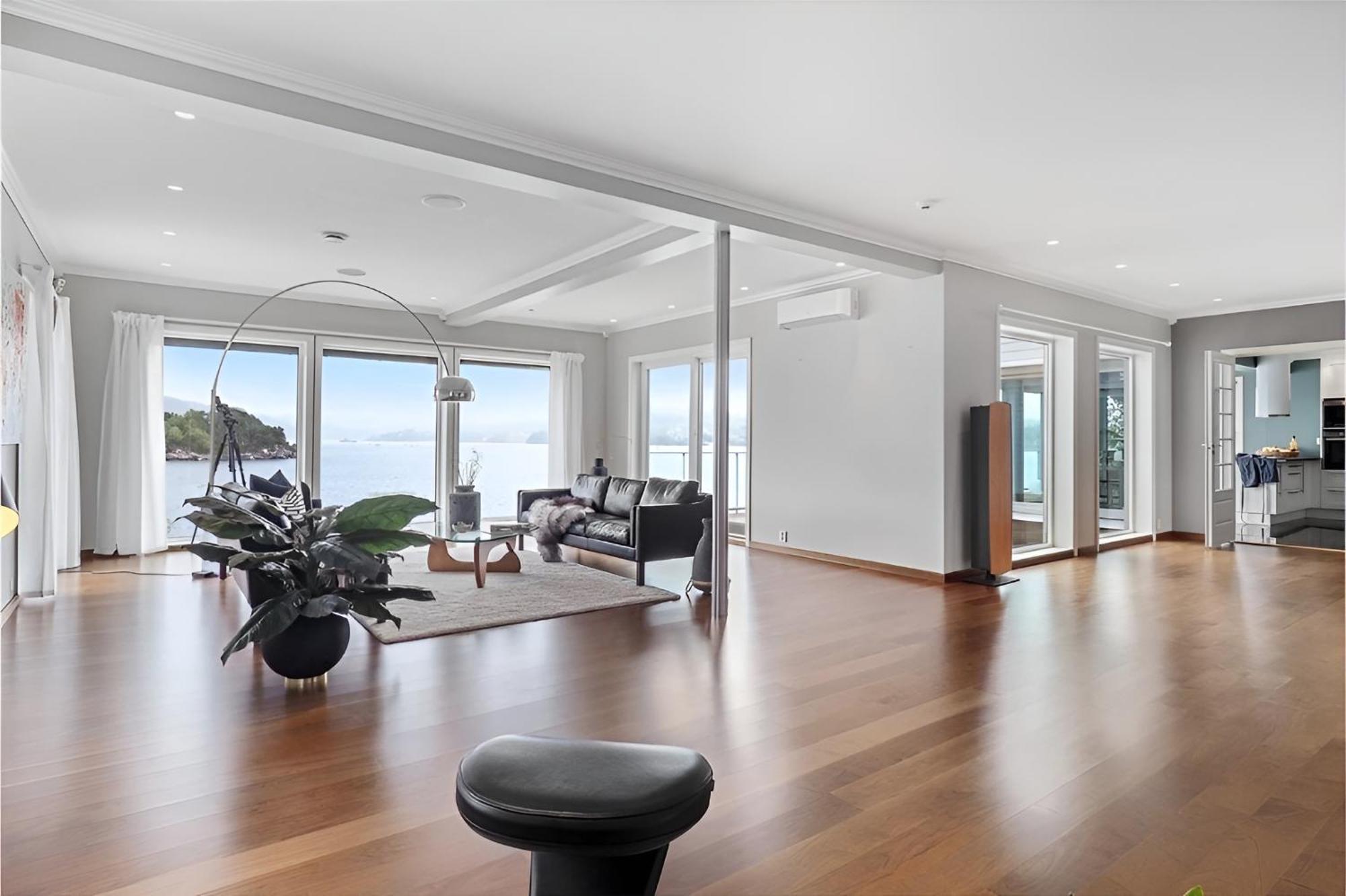 Beachfront Villa With Jacuzzi, Cinema & Canoe Bergen