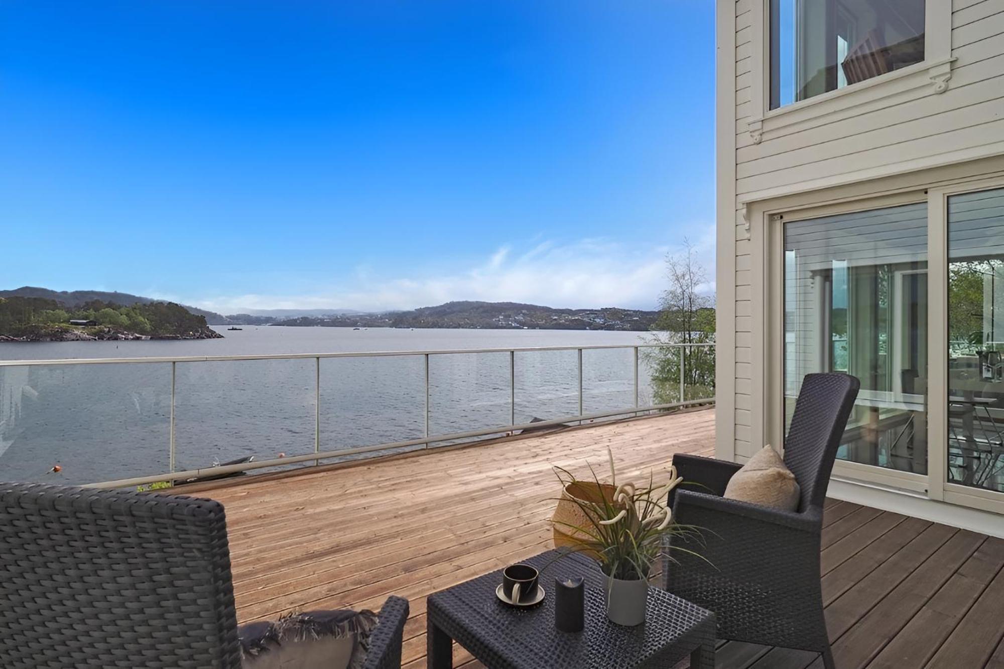Beachfront Villa With Jacuzzi, Cinema & Canoe *