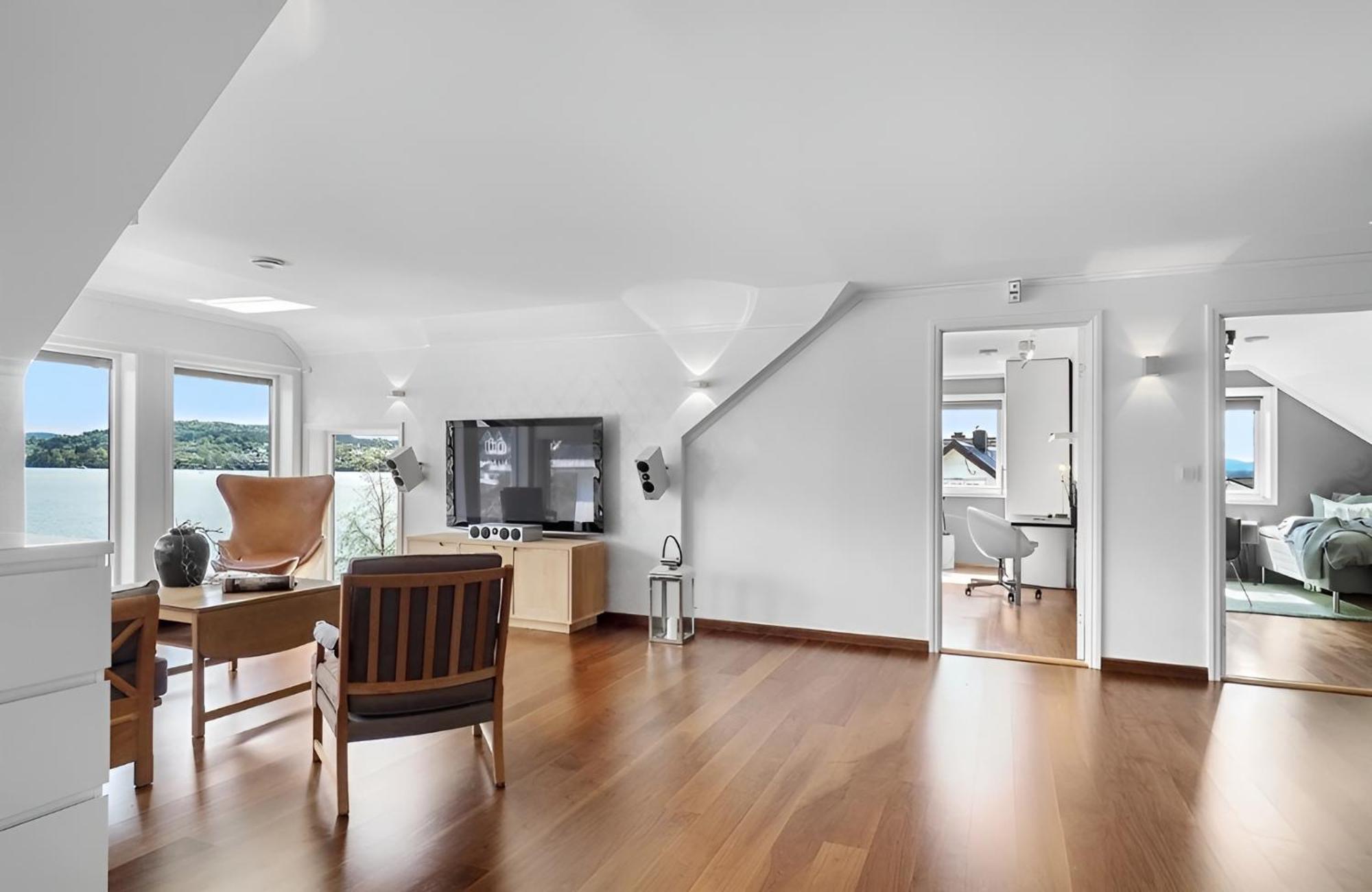 Beachfront Villa With Jacuzzi, Cinema & Canoe Bergen