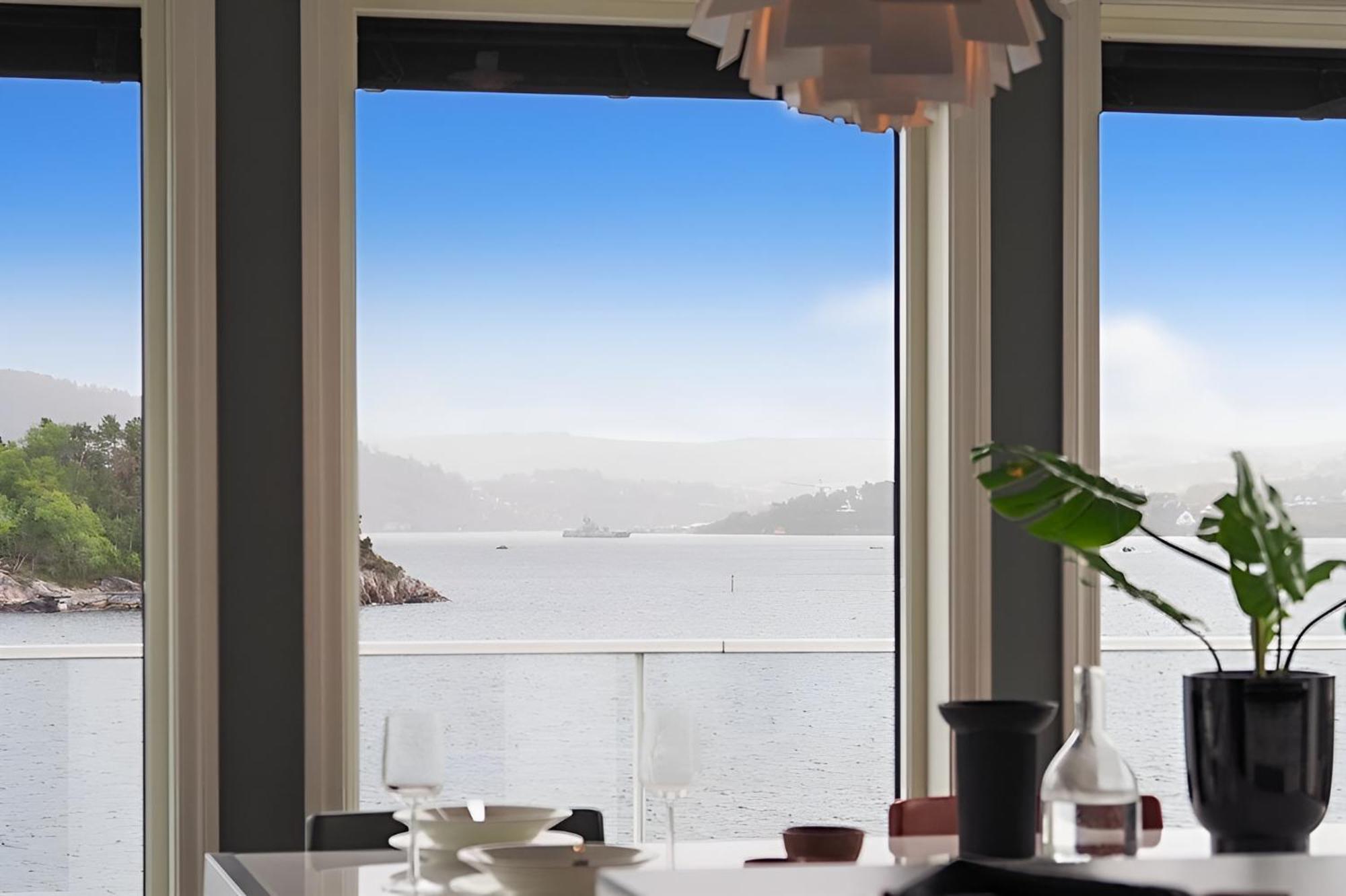Villa Beachfront Villa With Jacuzzi, Cinema & Canoe Bergen