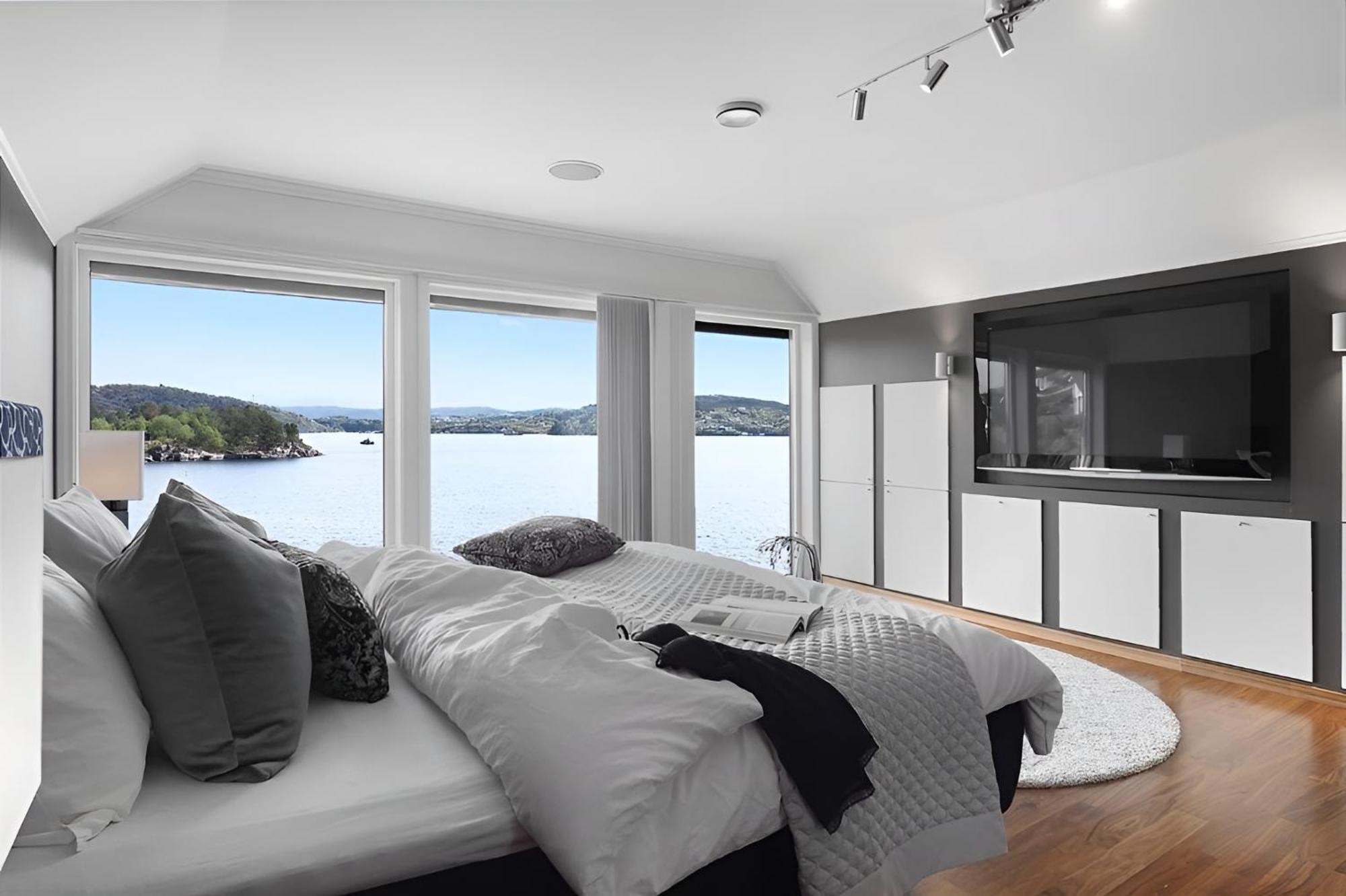 Beachfront Villa With Jacuzzi, Cinema & Canoe Bergen
