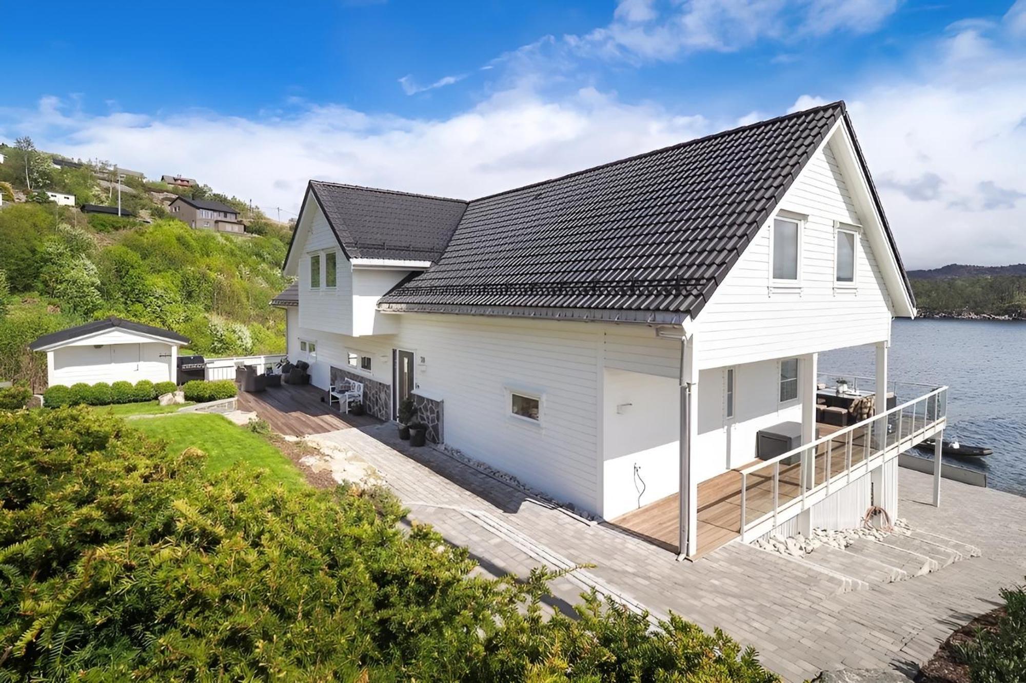 Beachfront Villa With Jacuzzi, Cinema & Canoe Villa