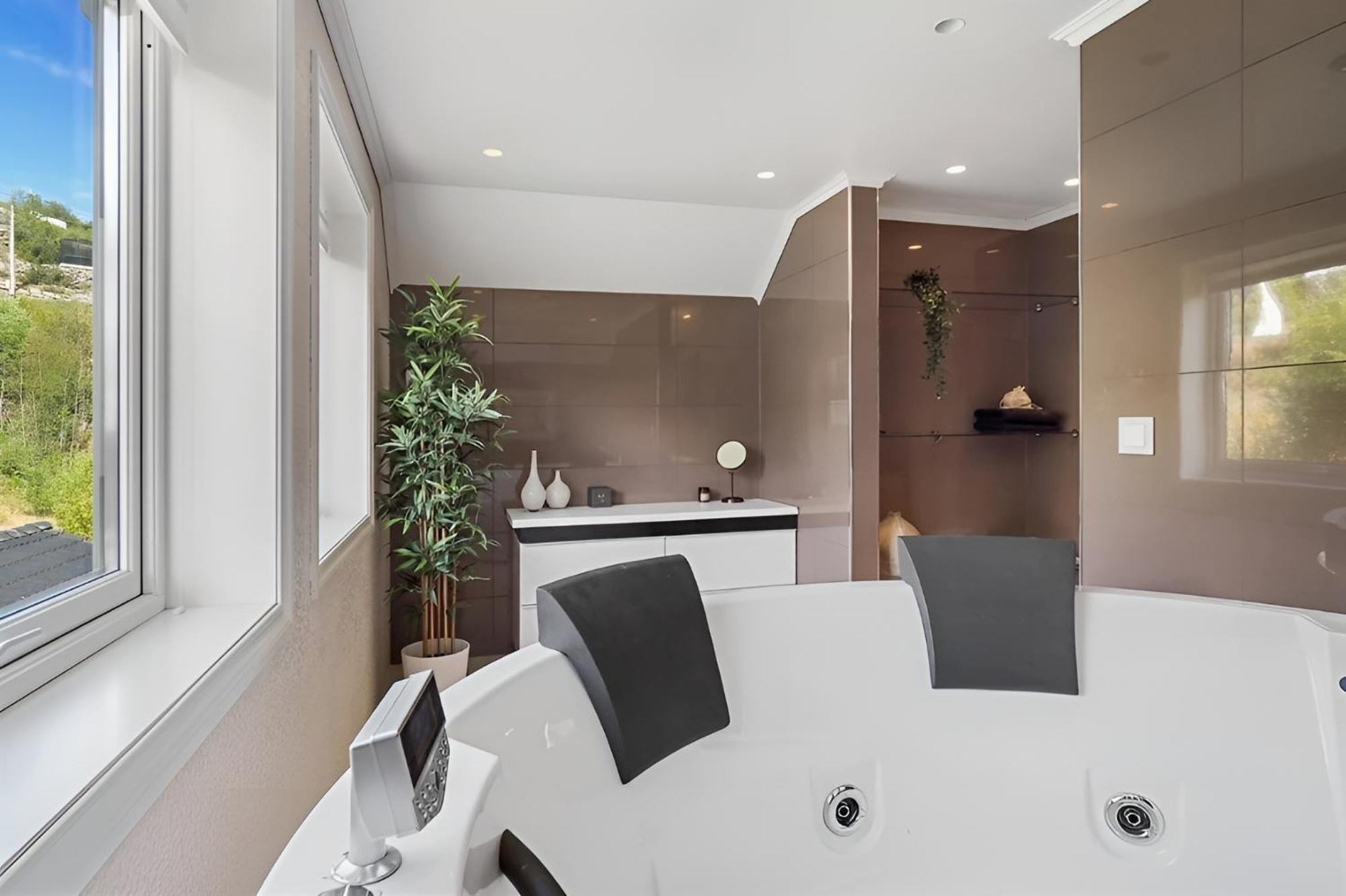 Beachfront Villa With Jacuzzi, Cinema & Canoe Villa Bergen