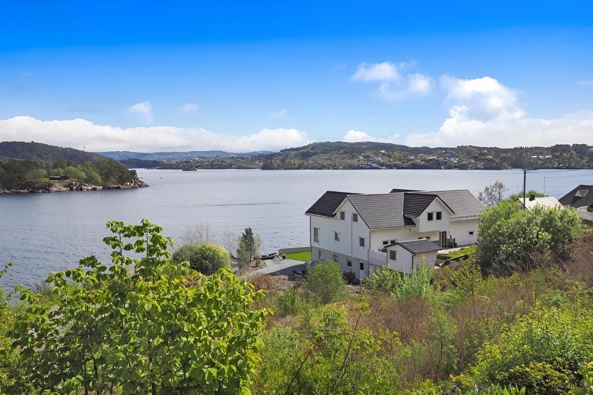 Beachfront Villa With Jacuzzi, Cinema & Canoe *