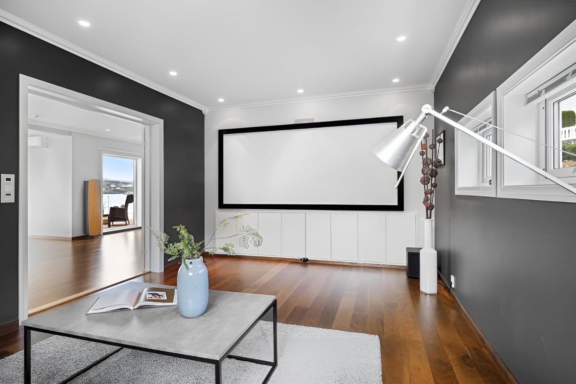 Beachfront Villa With Jacuzzi, Cinema & Canoe Bergen
