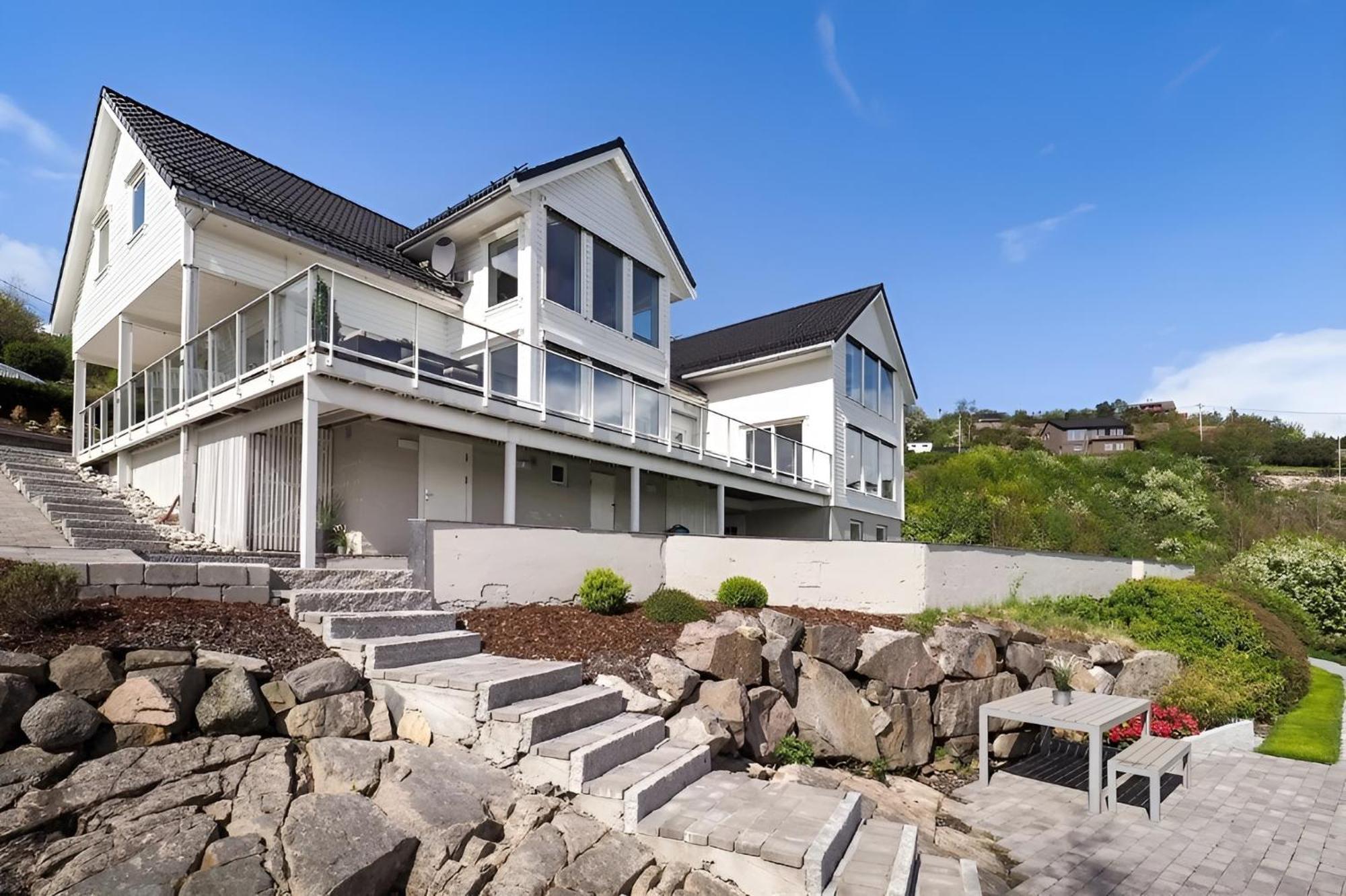 Beachfront Villa With Jacuzzi, Cinema & Canoe Villa