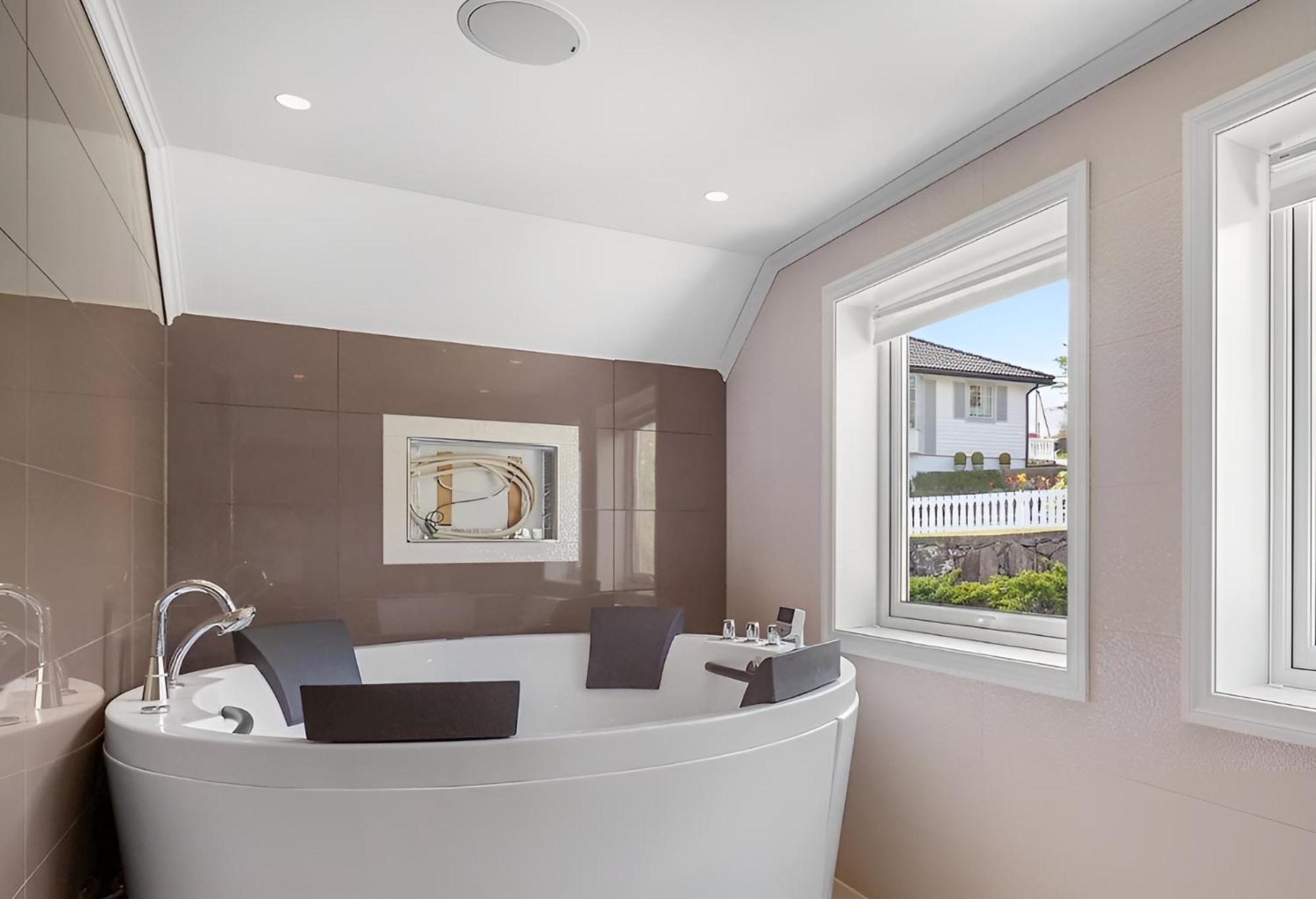 Beachfront Villa With Jacuzzi, Cinema & Canoe Villa Bergen