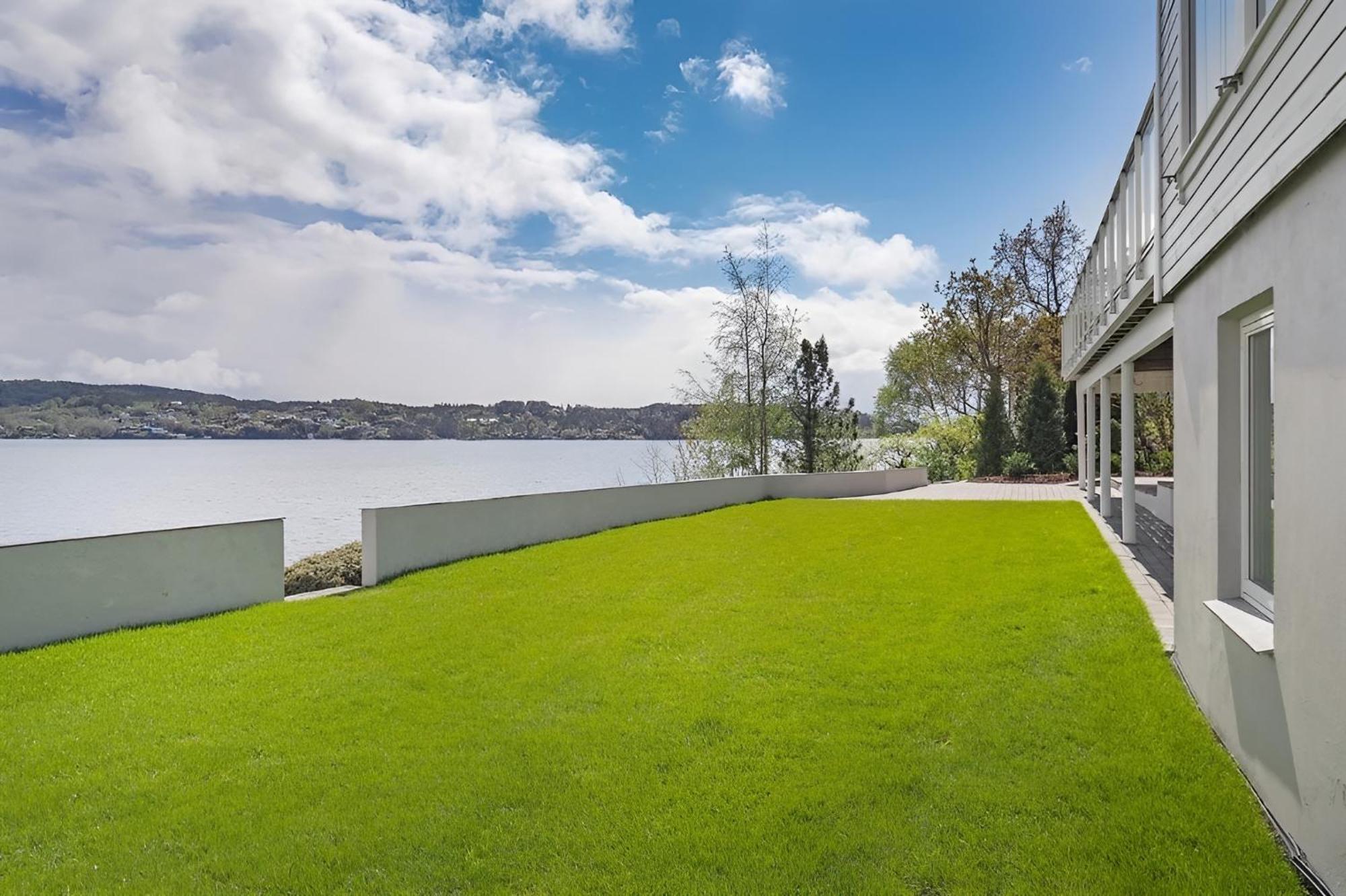 Beachfront Villa With Jacuzzi, Cinema & Canoe Villa Bergen