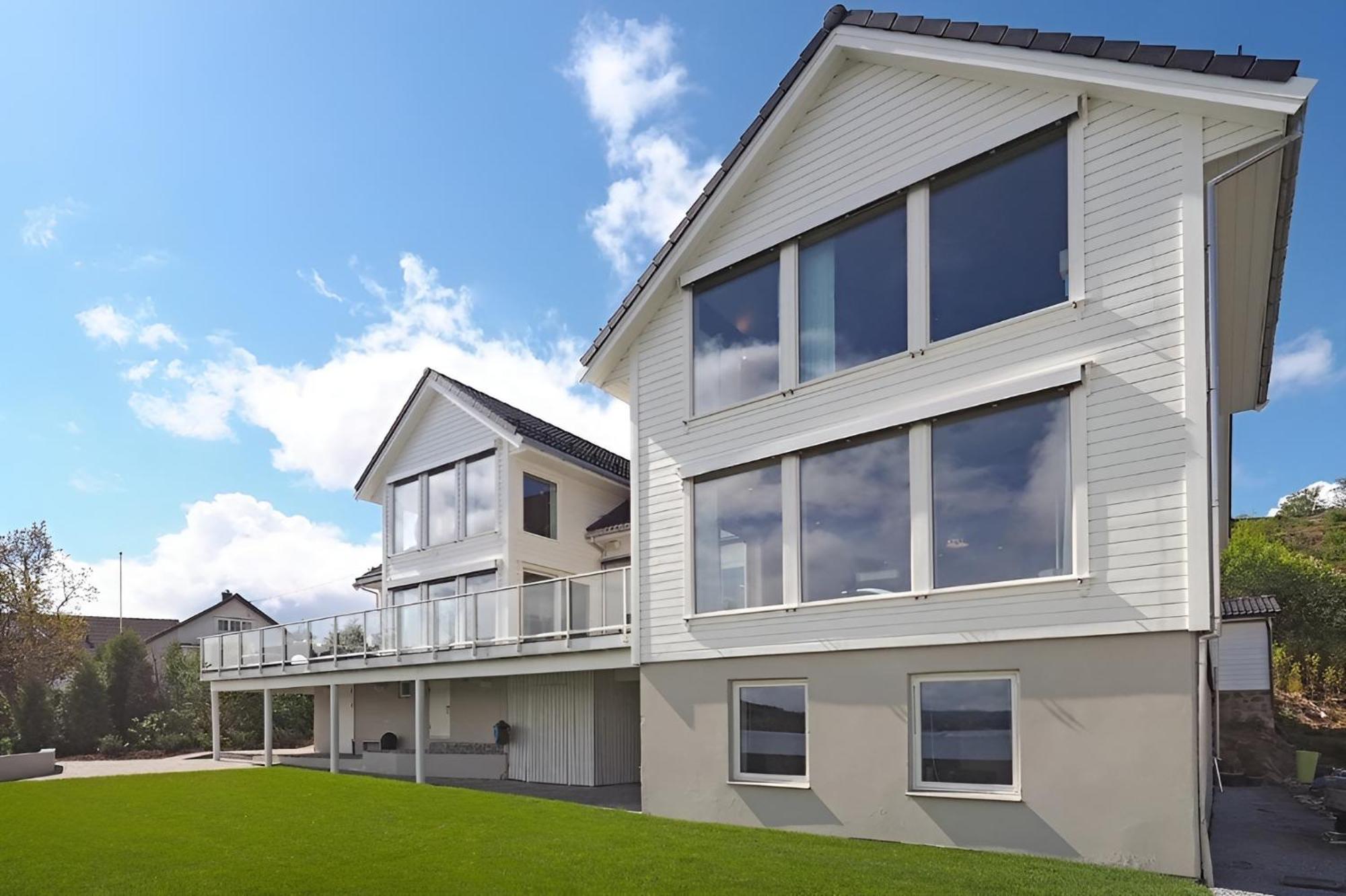 Beachfront Villa With Jacuzzi, Cinema & Canoe