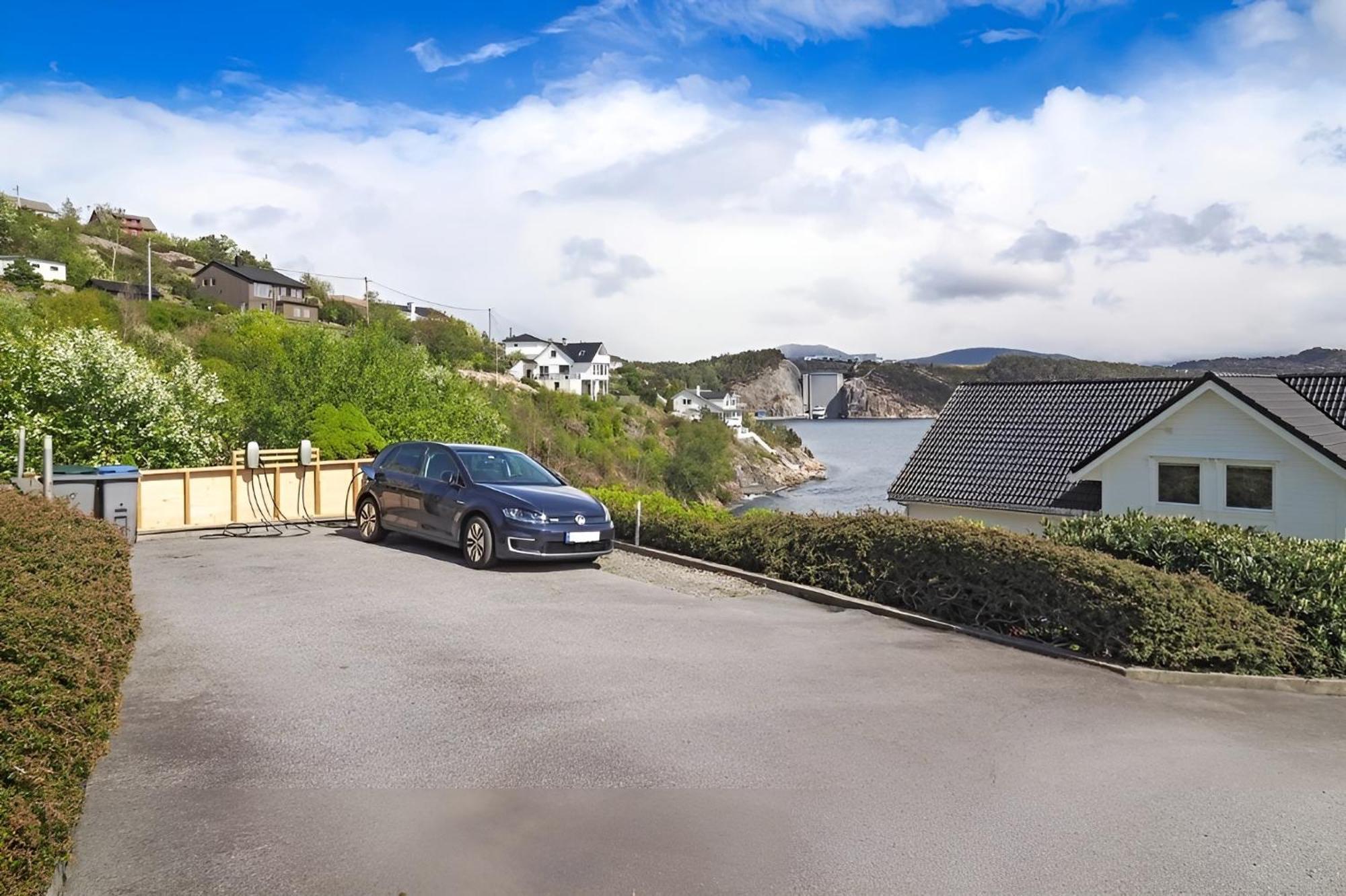 Beachfront Villa With Jacuzzi, Cinema & Canoe Villa Bergen