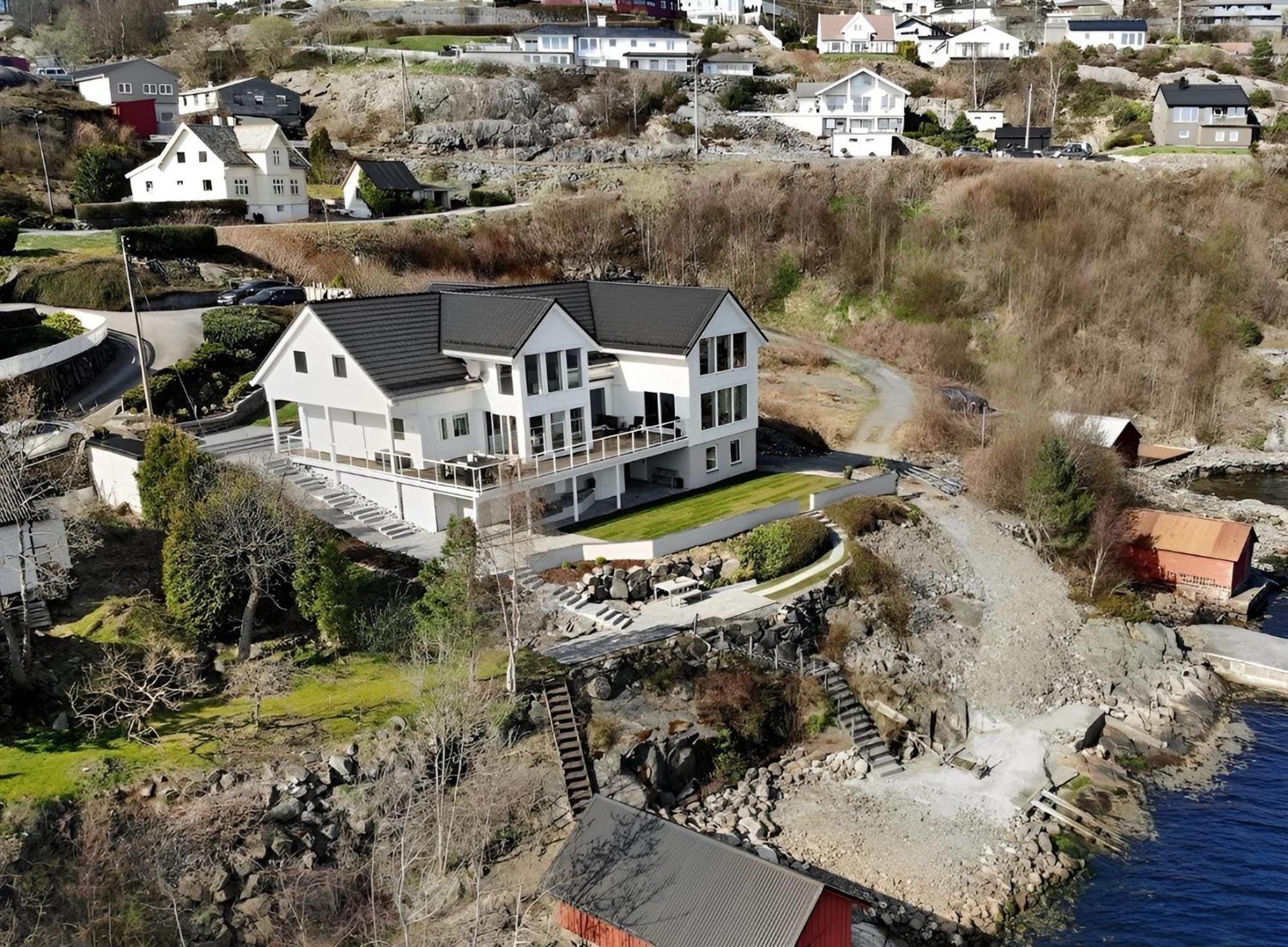 Beachfront Villa With Jacuzzi, Cinema & Canoe *