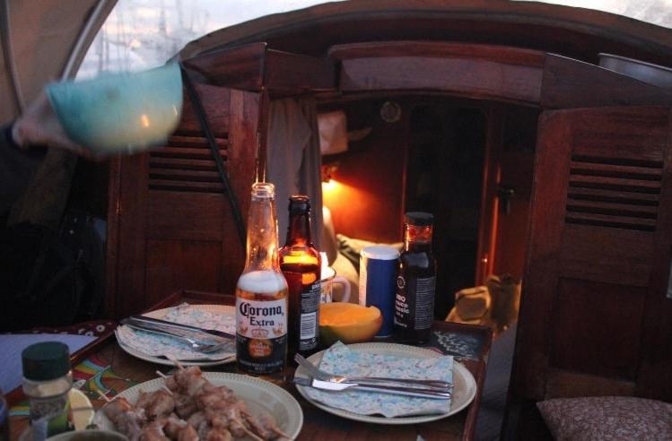 Charming Houseboat Botel *