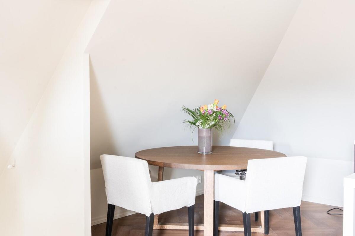 Large In Historical Street Apartment *