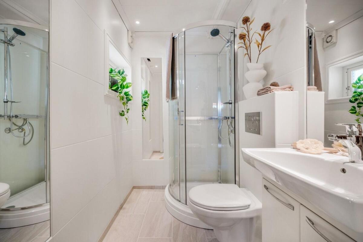 Cozy Hideaway With Private Balcony And Self Check In