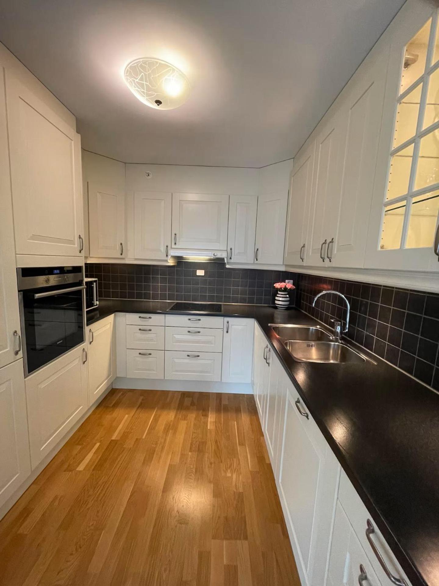 3 Sleeping For 82m2 Which Direct Traffic To Airport And Center Apartment