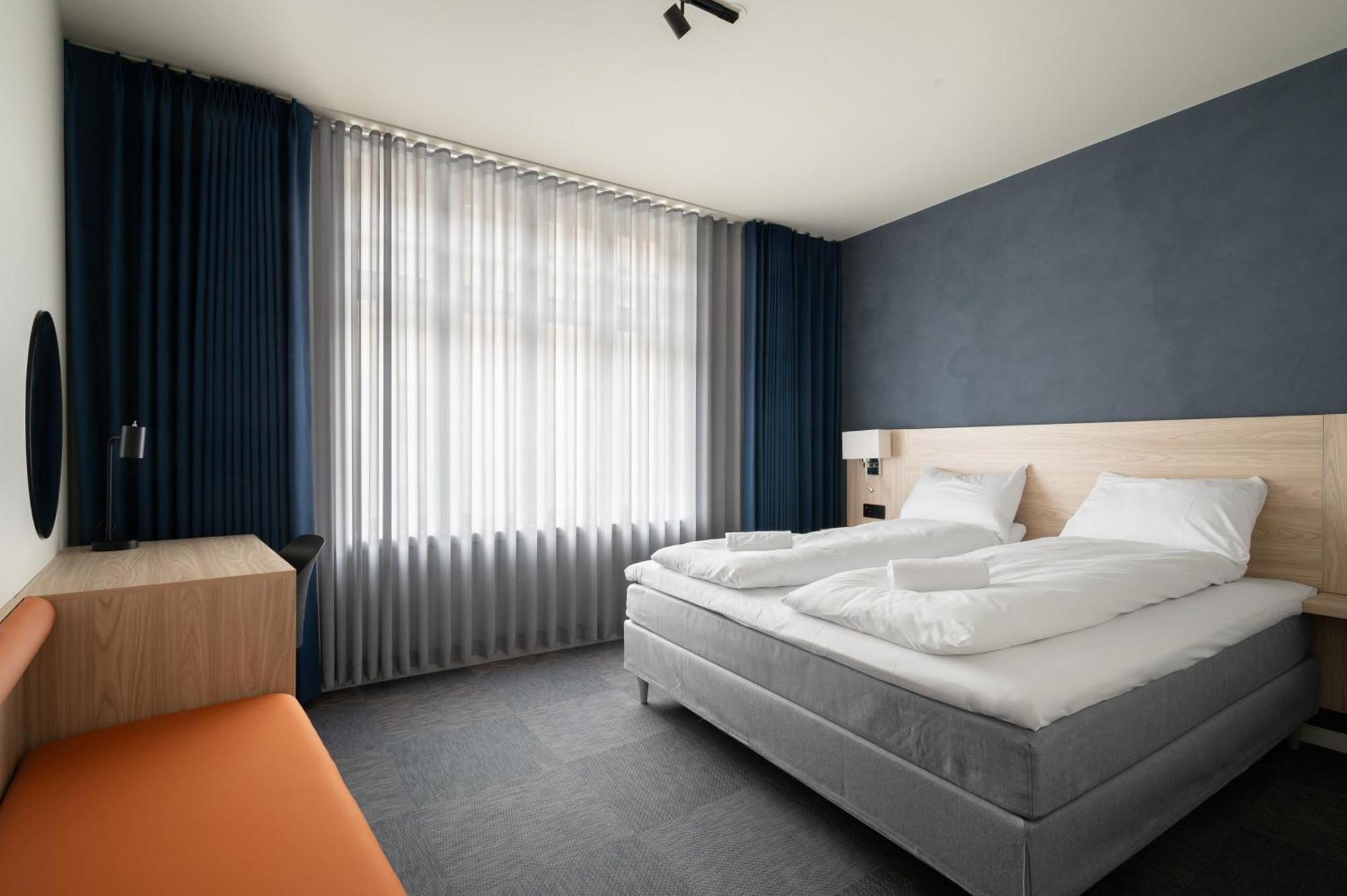 Breeze Victoria Hotel *