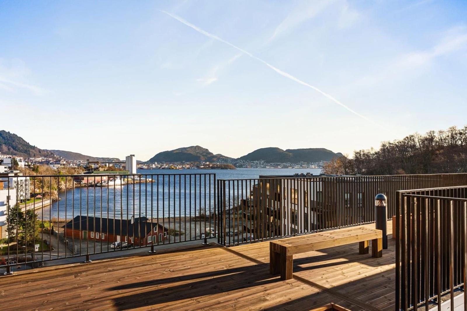Brand-new 2025 Sunny Private Terrace - By The Sea Apartment Bergen