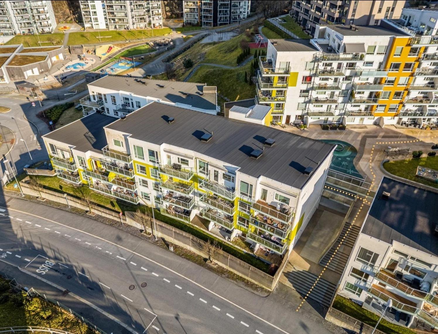 3 Sleeping For 82m2 Which Direct Traffic To Airport And Center Apartment *