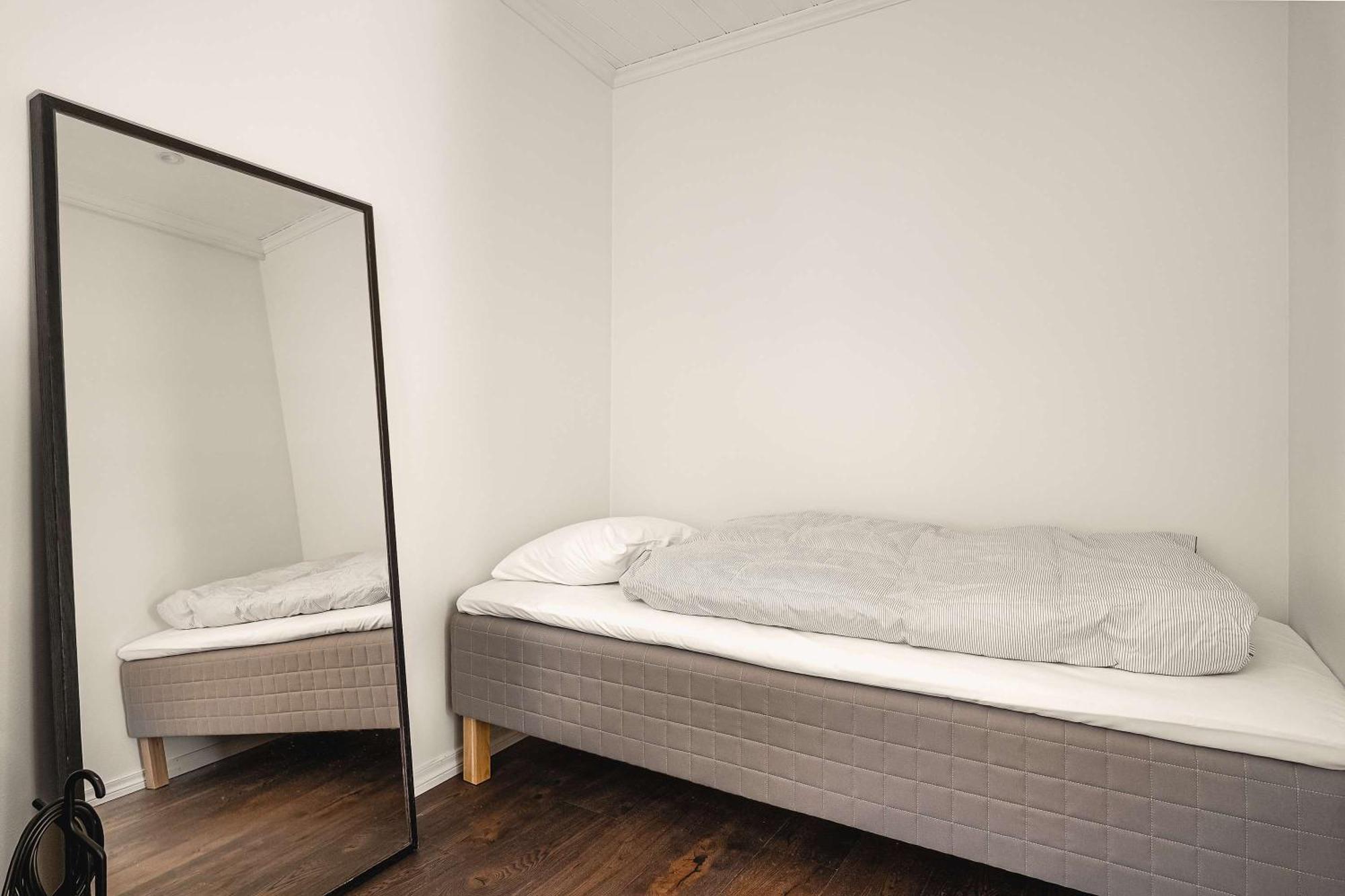Apartment Renovated Gem With Balcony In Street Bergen