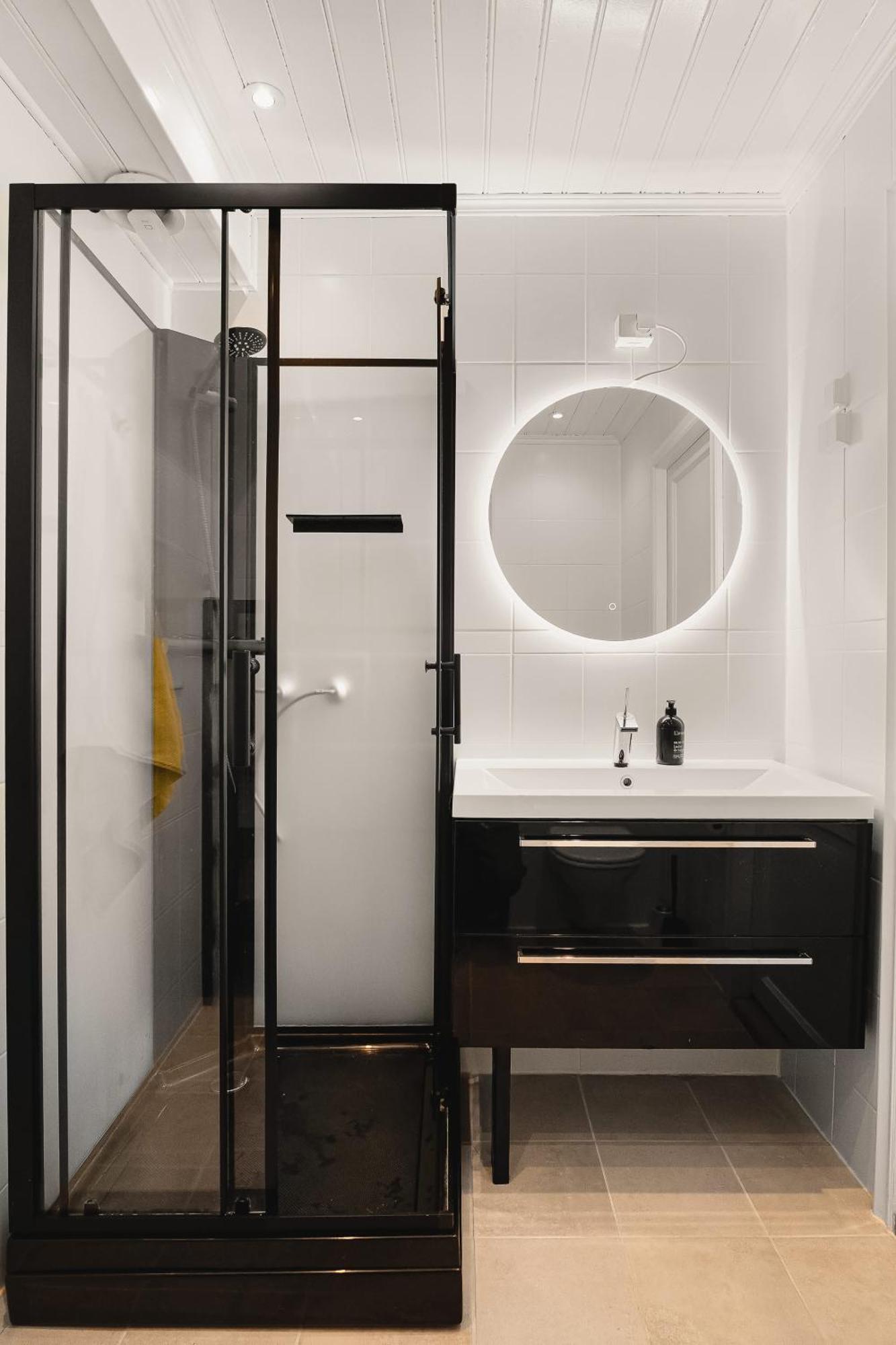 Renovated Gem With Balcony In Street Bergen
