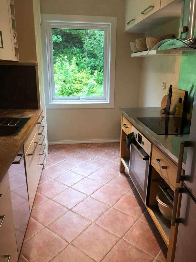 Great View - King Bed - Balcony W Roof - Sunroom Apartment *