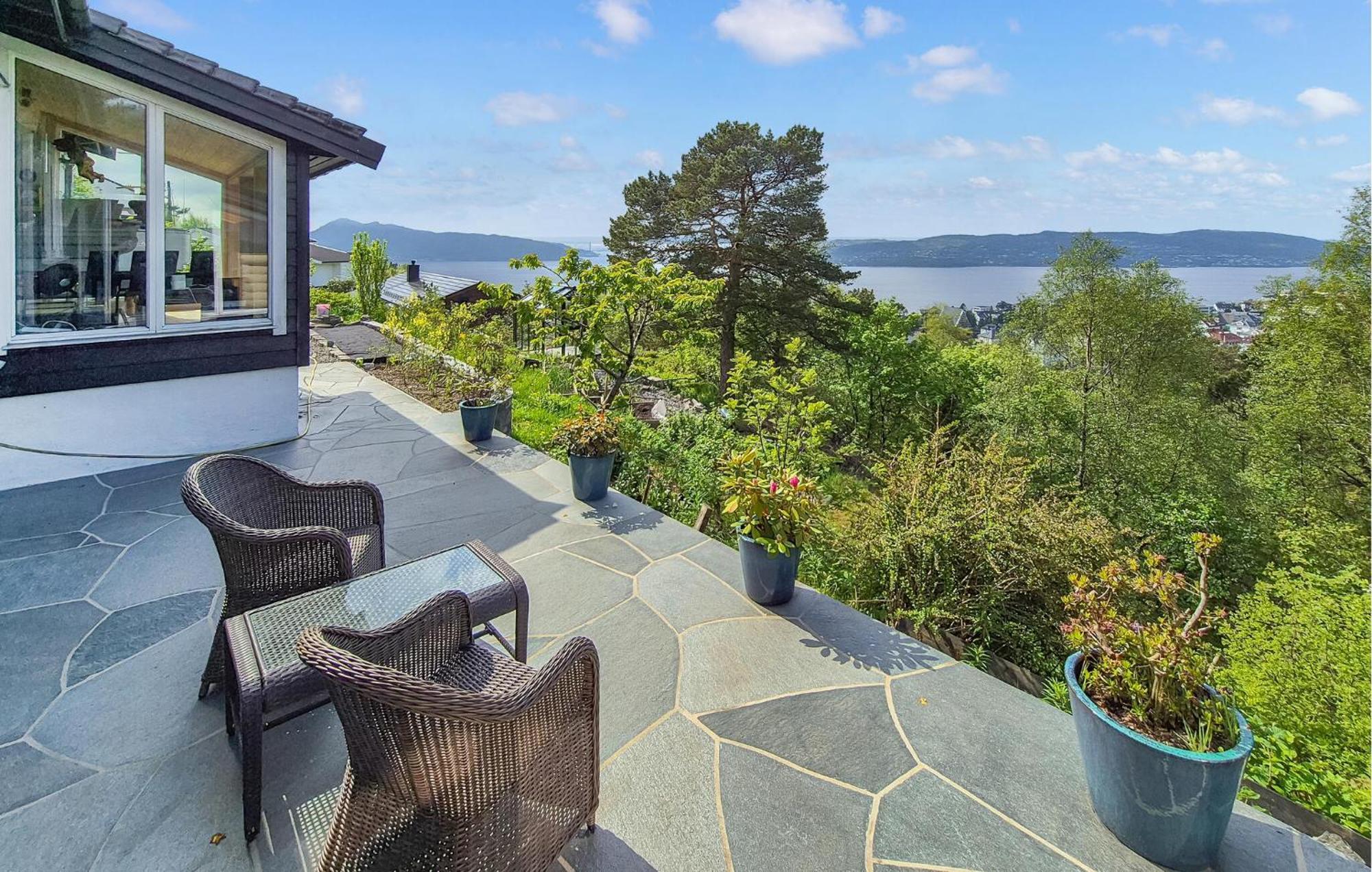 Awesome In With House Sea View