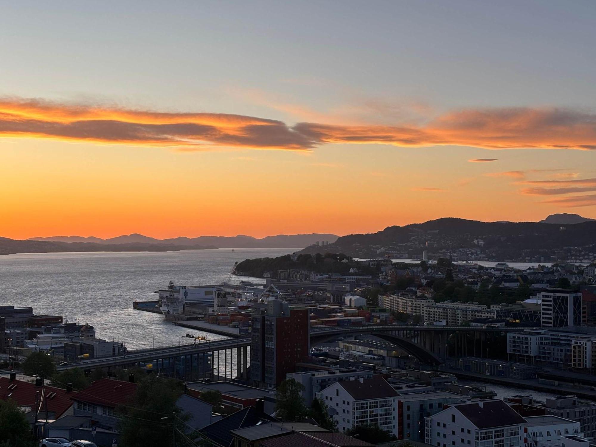 Great View - King Bed - Balcony W Roof - Sunroom Apartment Bergen