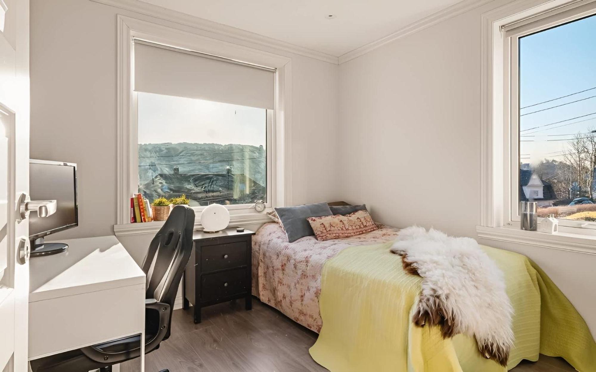 Peaceful With Balcony - Near Tram & Trails Apartment