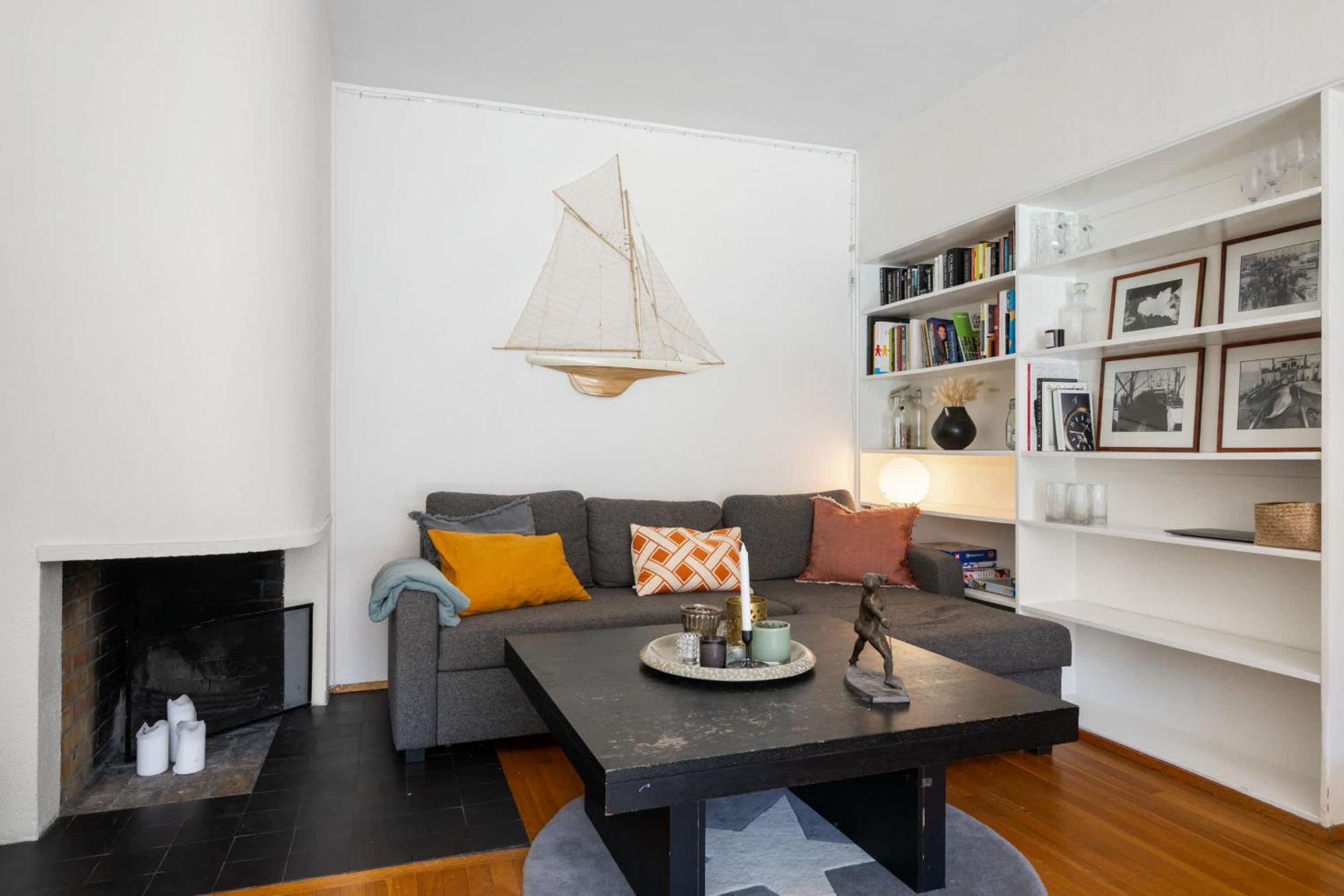 Spacious Top-floor With View And Private Balcony Apartment *