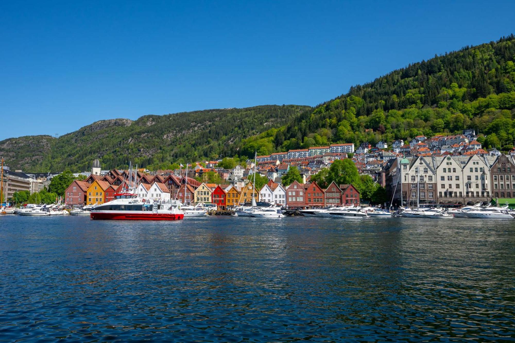 Spacious Top-floor With View And Private Balcony * Bergen