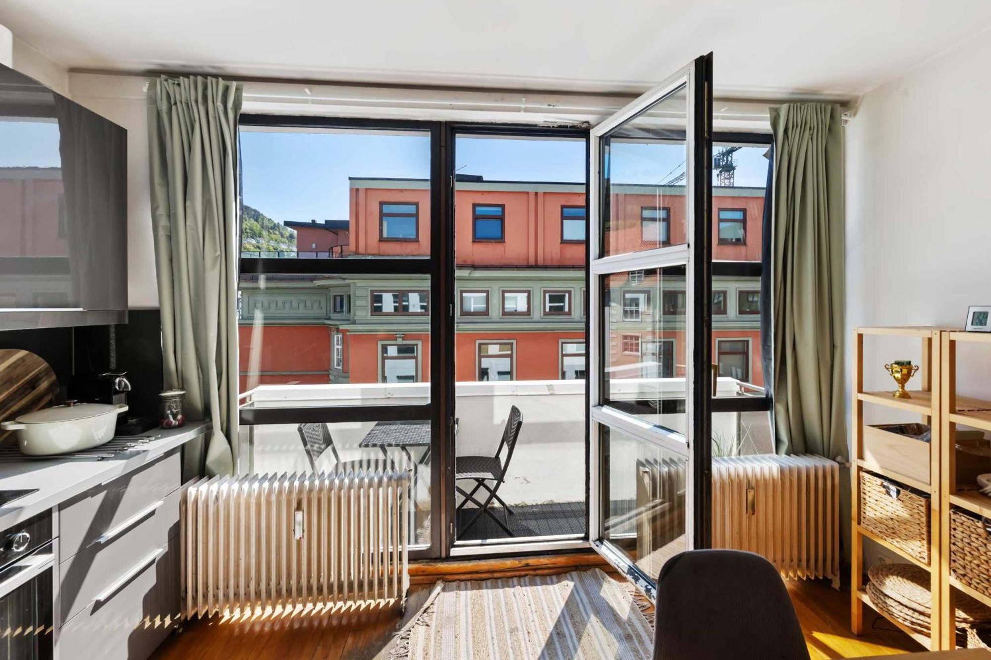 Apartment Spacious Top-floor With View And Private Balcony