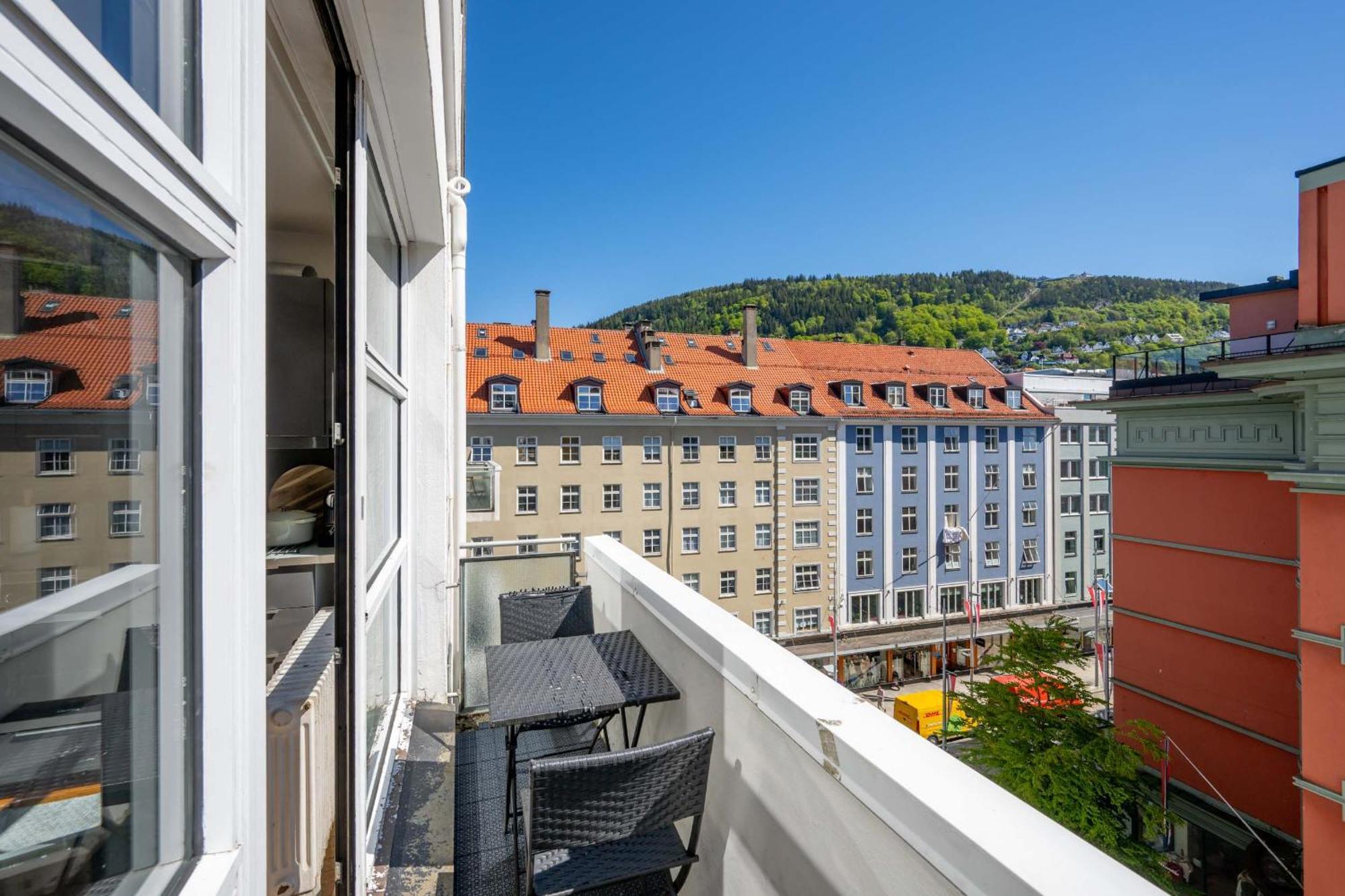 Spacious Top-floor With View And Private Balcony Bergen