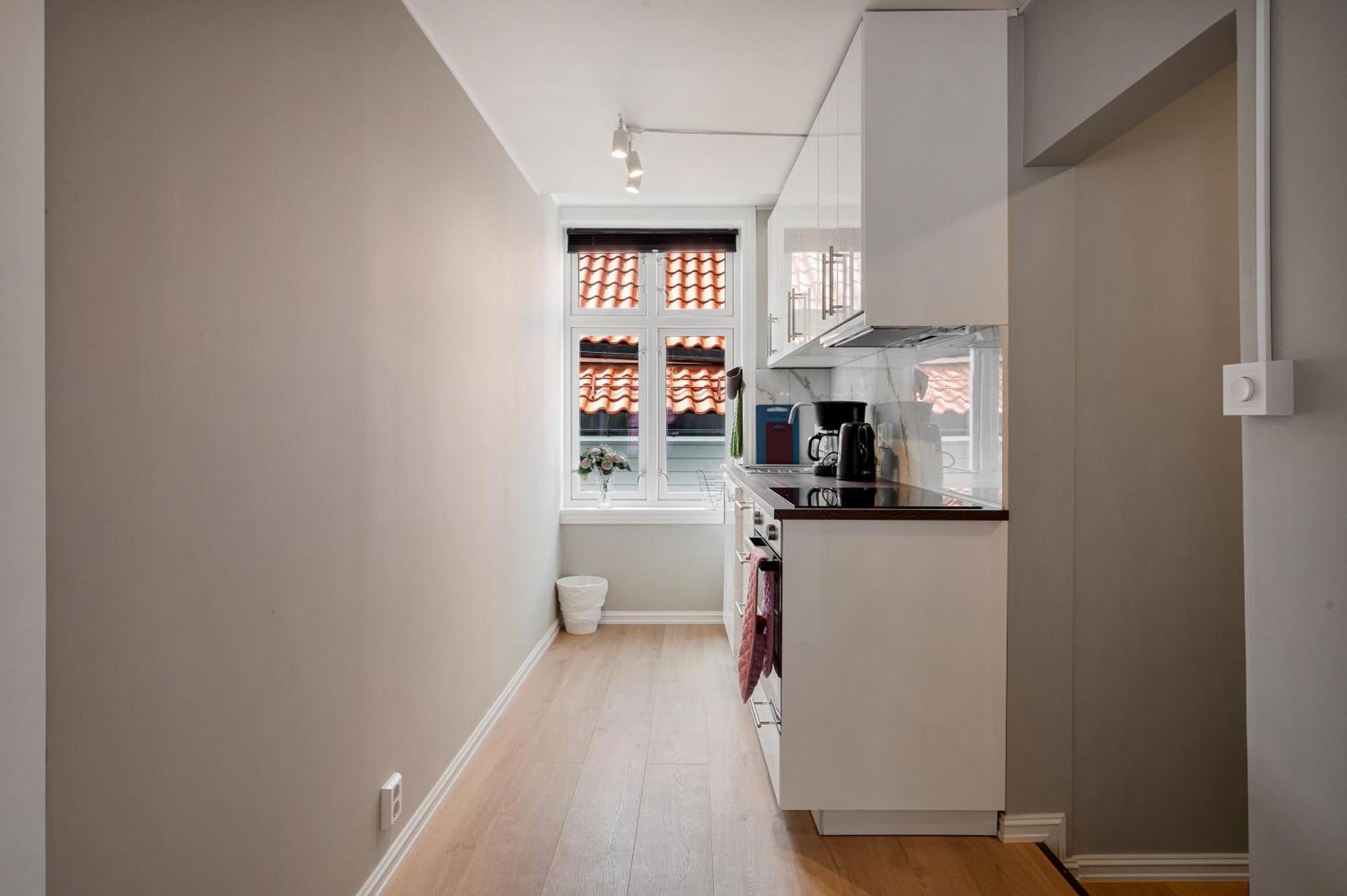 Newly Renovated 1 Bedroom In Heart Of *