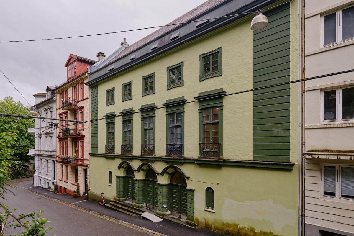Authentic And Spacious In Centre Leilighet *