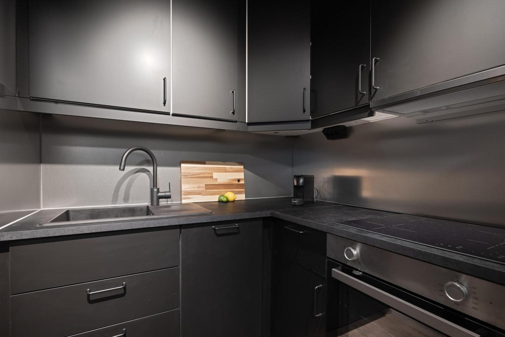 Apartment King bed - Free parking - Renovated June 2025 *