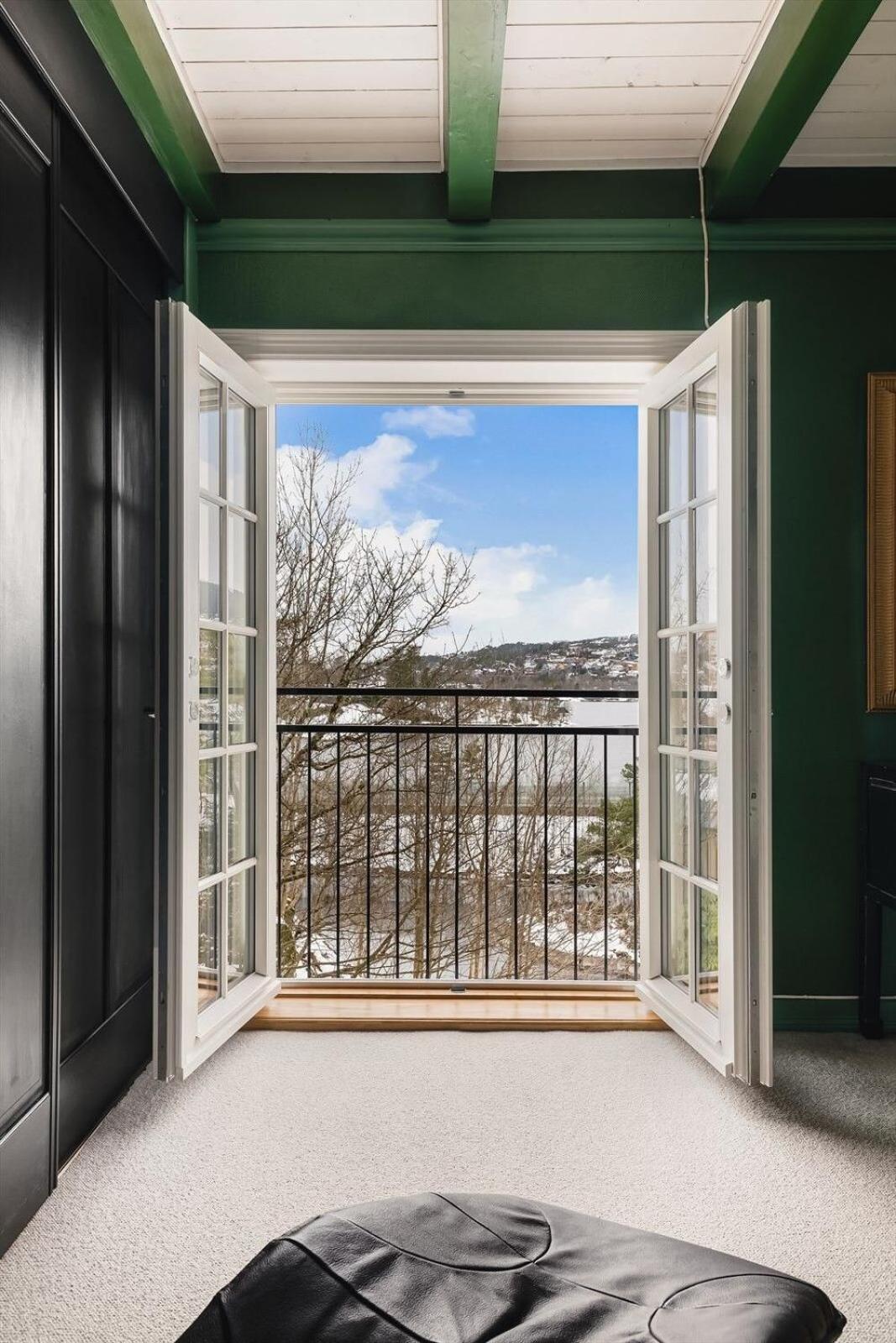 Traditional Norwegian Villa, Bay View And Boat Bergen