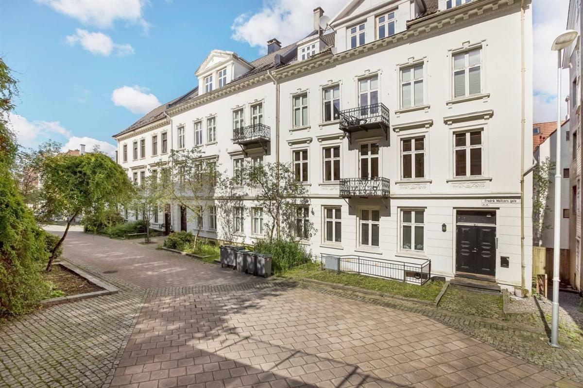 Modern In Centre Apartment