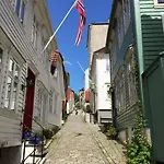 Cosy Apartment With Free Parking