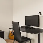 Dinbnb Apartments I 1 Minute To Tram! Newly Built With Balcony & 3 Beds