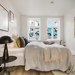 Cozy Hideaway With Private Balcony And Self Check In