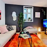 Prime Location Amazing King Bed Colorful Oasis