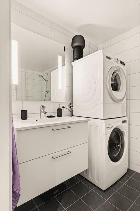 Dinbnb I 1 Minute To Tram! Newly Built With Balcony & 3 Beds * Bergen