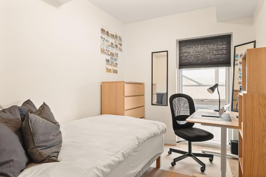 Dinbnb I 1 Minute To Tram! Newly Built With Balcony & 3 Beds Apartment *