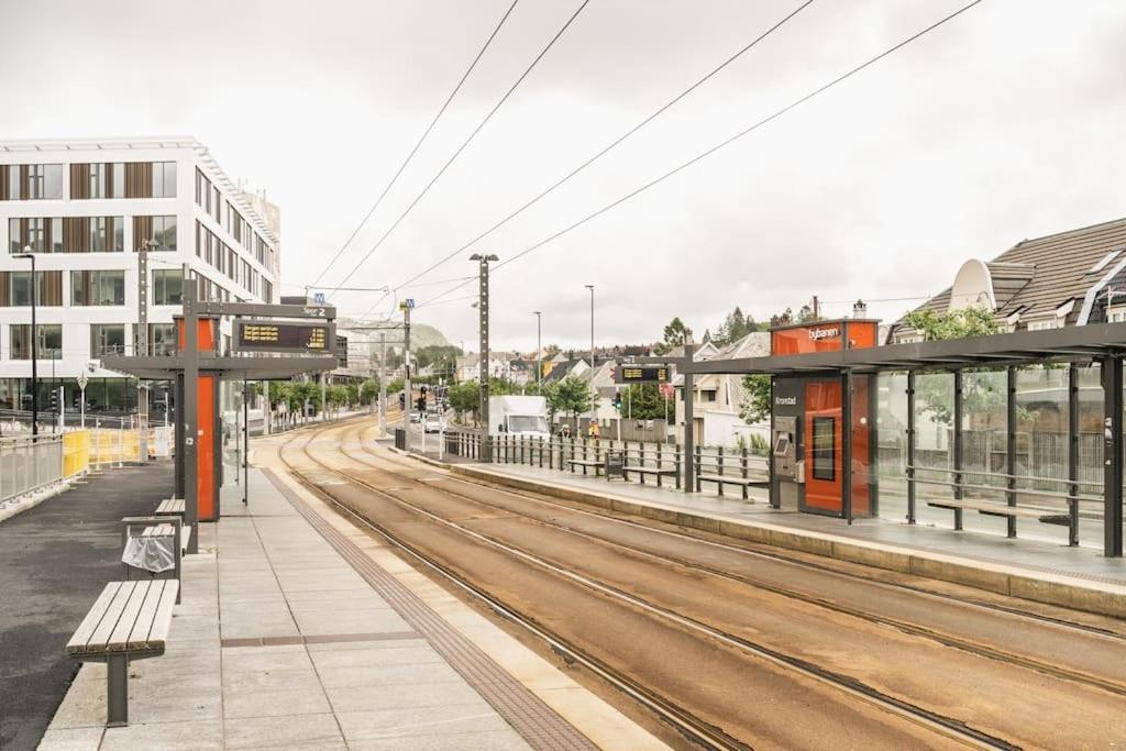 Dinbnb I 1 Minute To Tram! Newly Built With Balcony & 3 Beds Apartment *