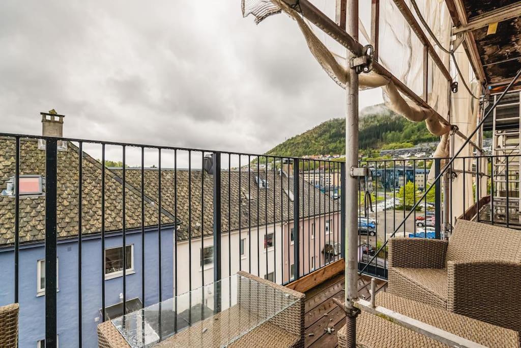Apartment Dinbnb I 1 Minute To Tram! Newly Built With Balcony & 3 Beds *