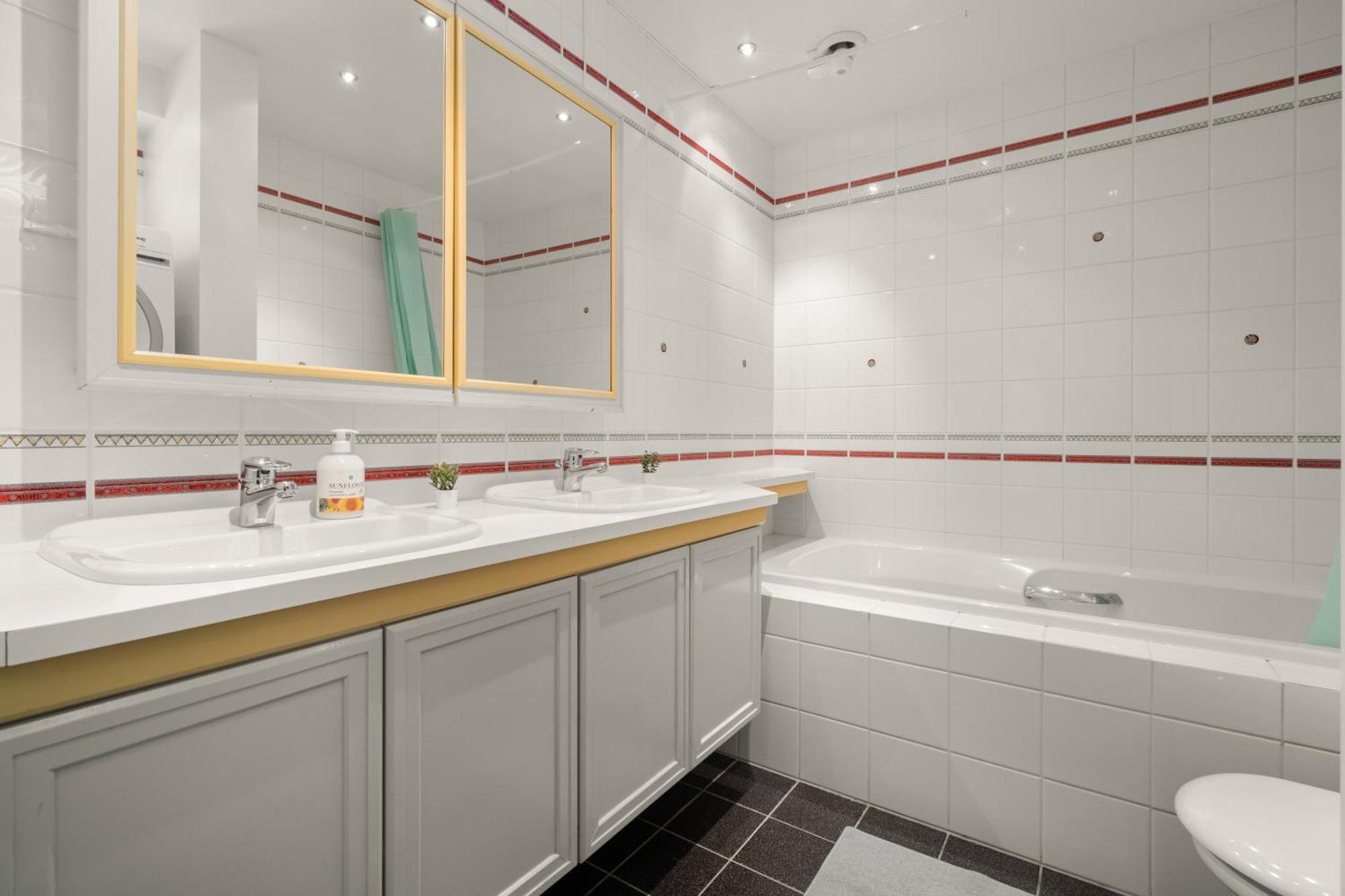 Charming With Stunning Views! Apartment